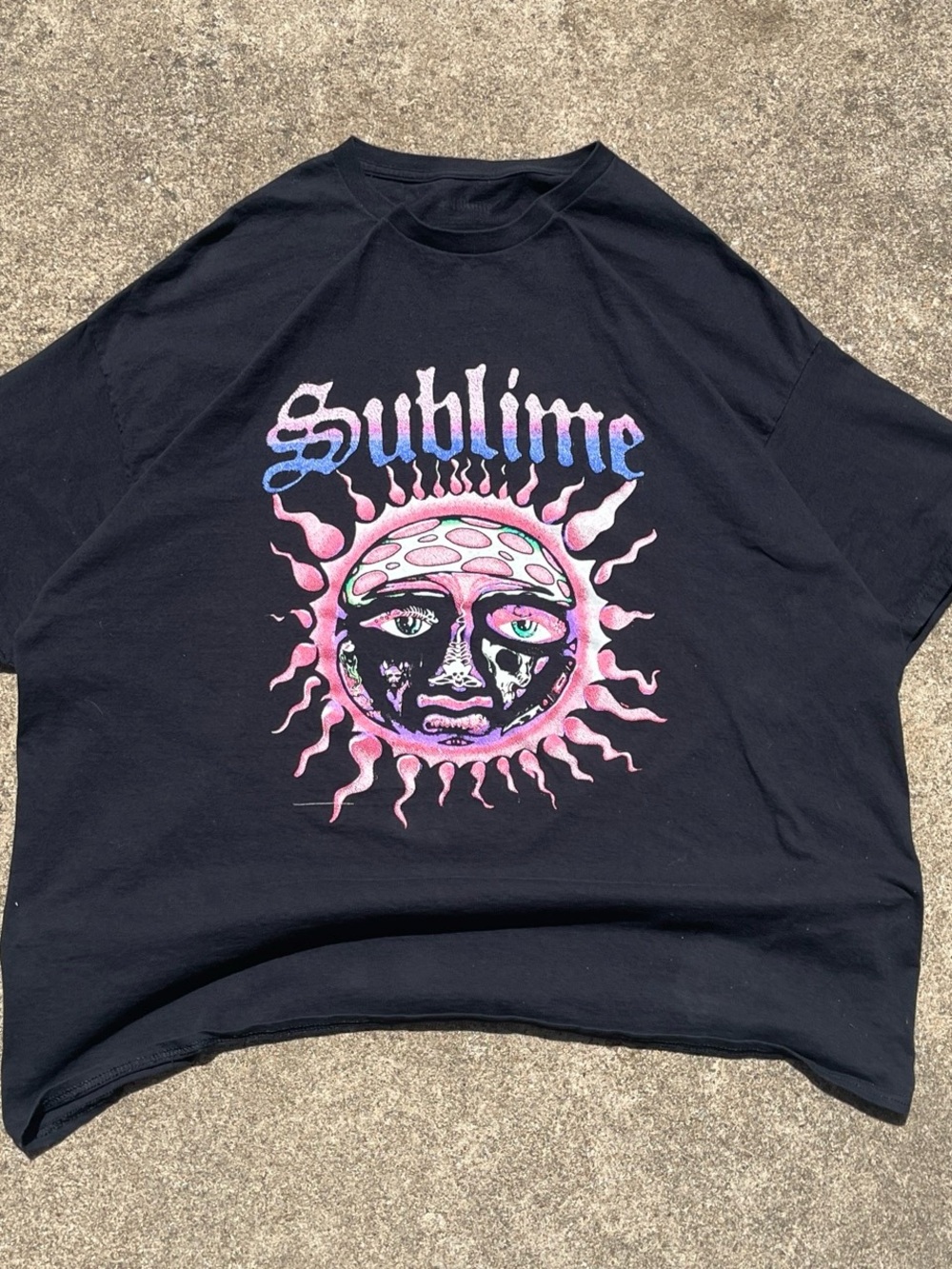 Sublime Black Short-Sleeve Graphic Tee with Pink Sun Motif
